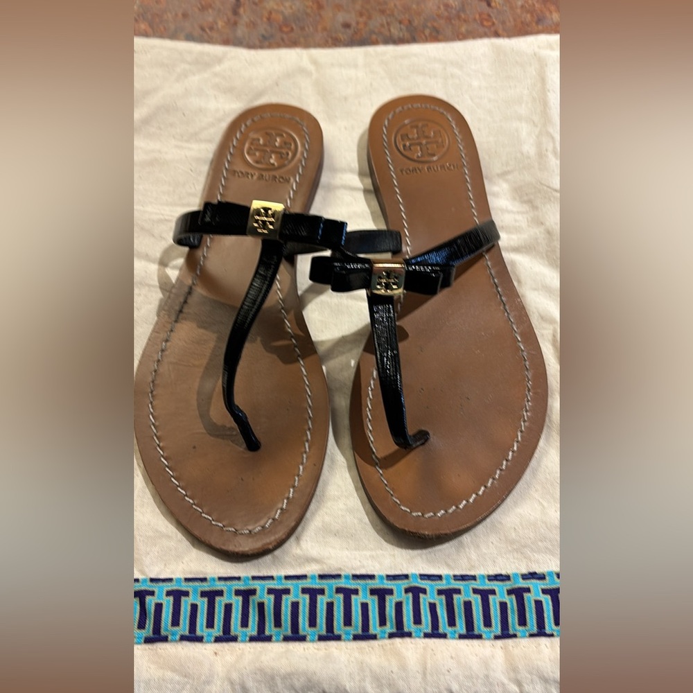 Black Sandals good condition. Tory Burch little bow with symbol on it.